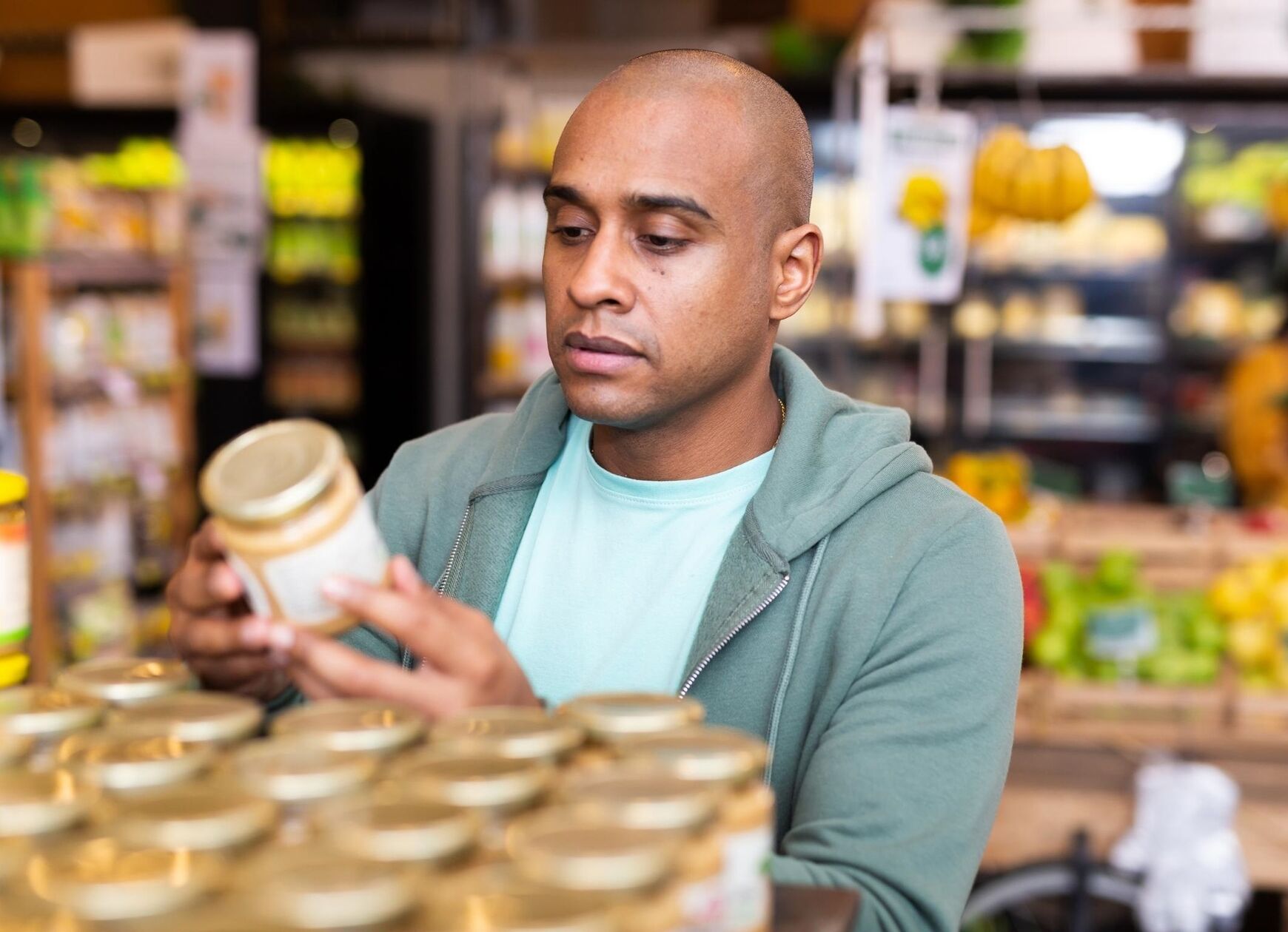 Supermarkt man etiket lezen