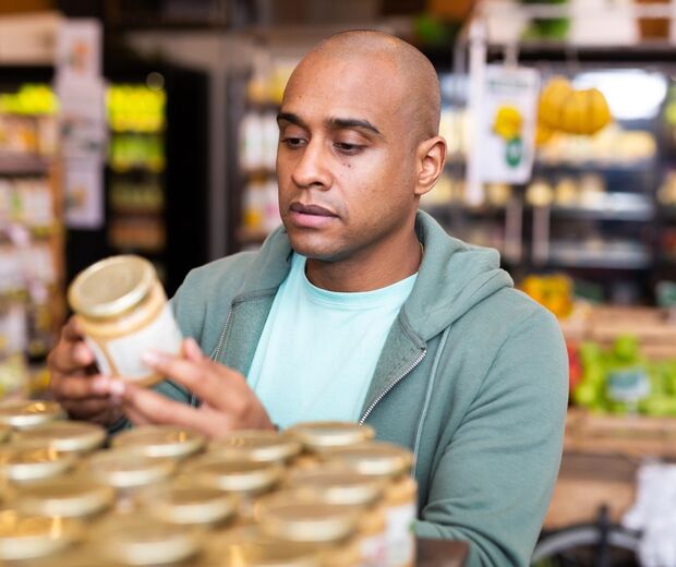 Supermarkt man etiket lezen