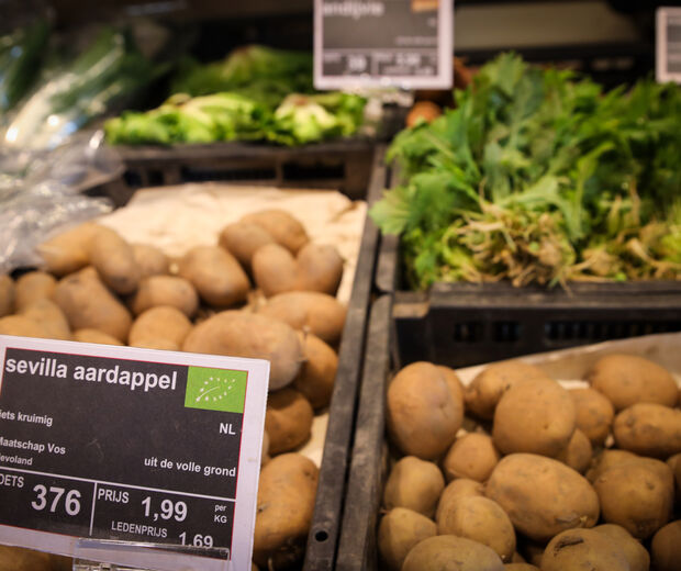 Biologische aardappelen in Supermarkt rechtenvrij kopie
